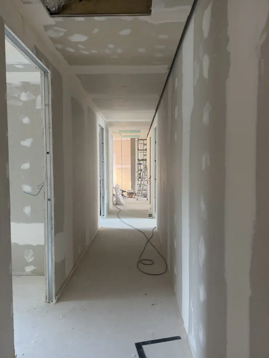 Couloir cloisonné en plaques de plâtre, bandes réalisées, au second œuvre