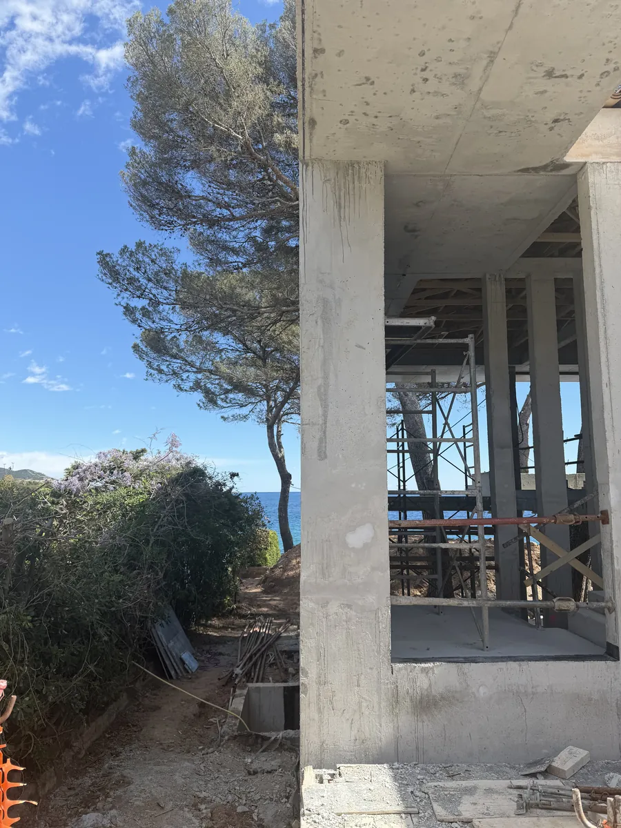 Structure béton étayée face à la mer, villa en construction