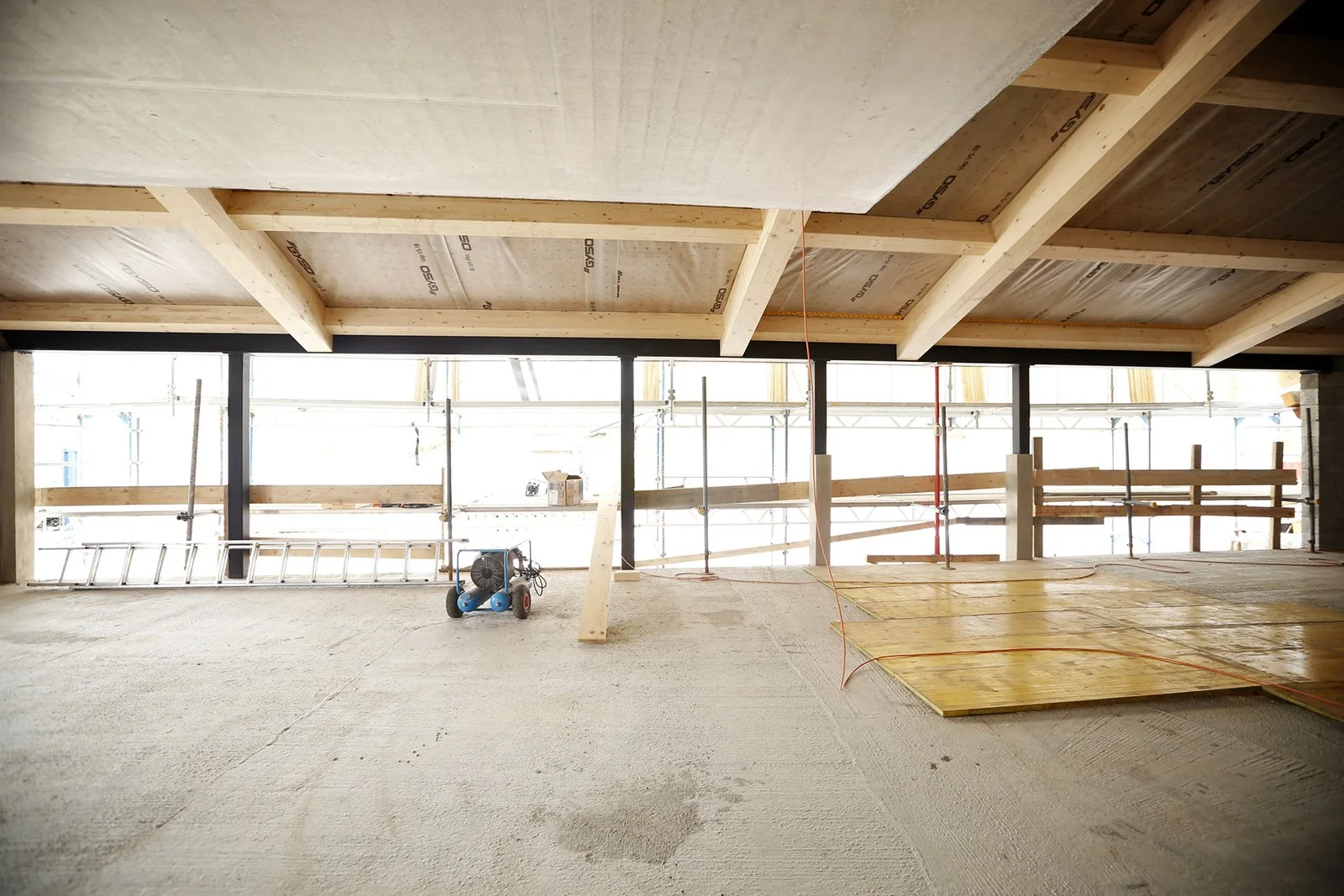 Volume sous charpente neuve ouvert sur le jardin, maison en rénovation à Cologny