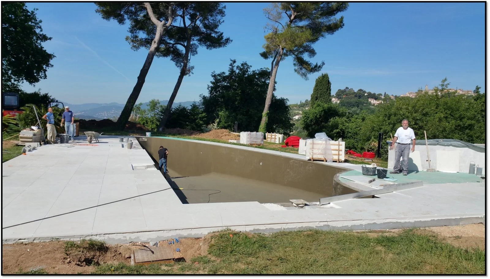 Bassin en cours de réalisation, chantier d’une villa à Mougins
