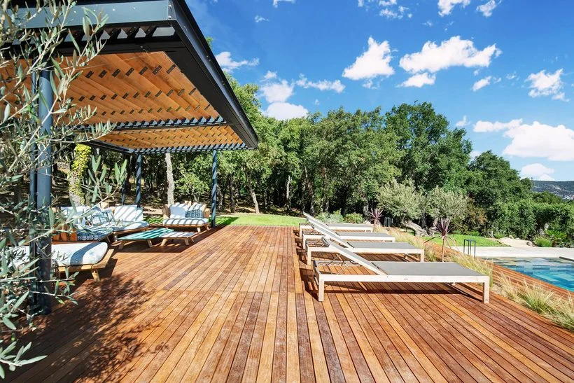 Terrasse en bois et jardin entretenus, mas au Plan-de-la-Tour