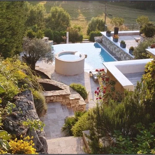 Piscine et bain à remous en restanques